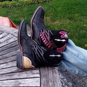 Ariat Roger's, Sweet Boots. Black with pink  stitching, size 8